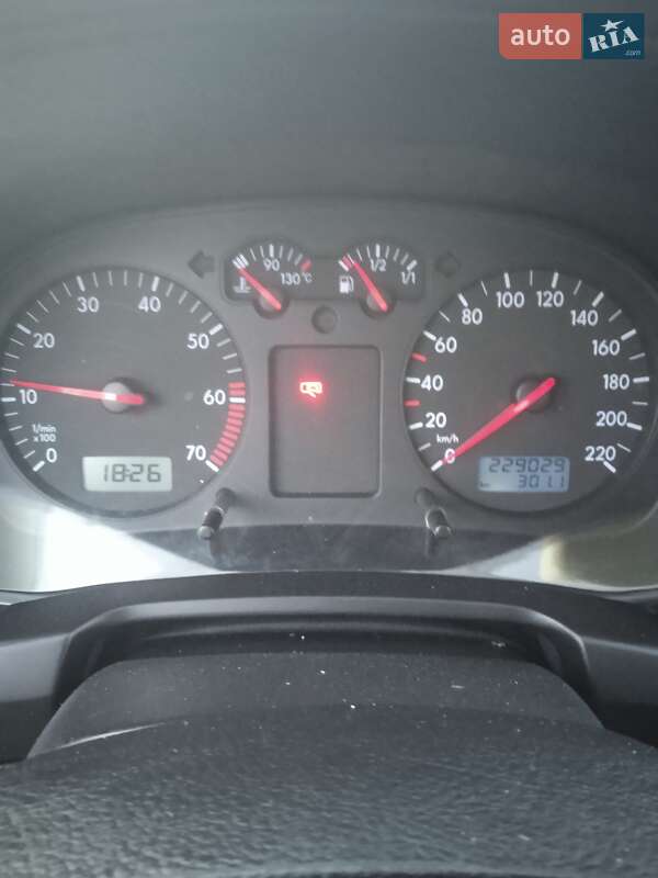 Хэтчбек Volkswagen Golf 2003 в Броварах