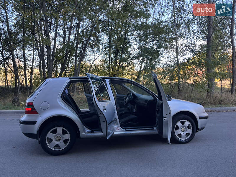 Хэтчбек Volkswagen Golf 2001 в Чернигове