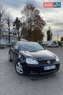 Хэтчбек Volkswagen Golf 2004 в Дубно