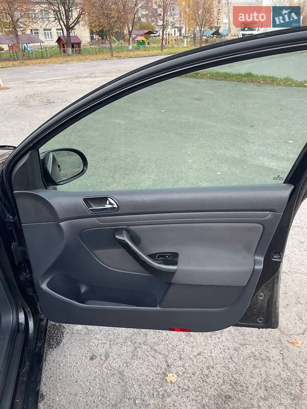 Хэтчбек Volkswagen Golf 2004 в Дубно