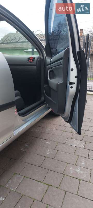 Хетчбек Volkswagen Golf 2004 в Бориславі