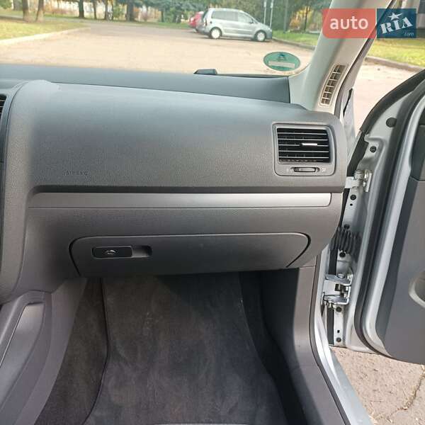 Універсал Volkswagen Golf 2009 в Житомирі