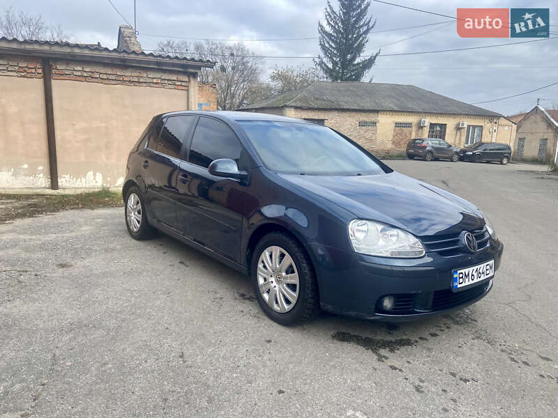 Хэтчбек Volkswagen Golf 2005 в Ромнах
