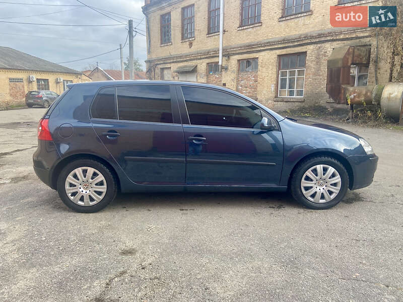 Хэтчбек Volkswagen Golf 2005 в Ромнах