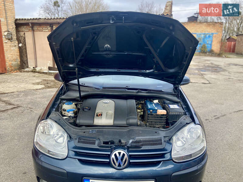 Хэтчбек Volkswagen Golf 2005 в Ромнах