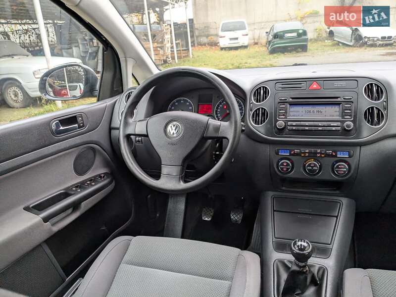 Хэтчбек Volkswagen Golf 2005 в Звягеле