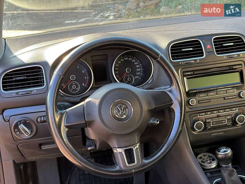 Хэтчбек Volkswagen Golf 2010 в Луцке