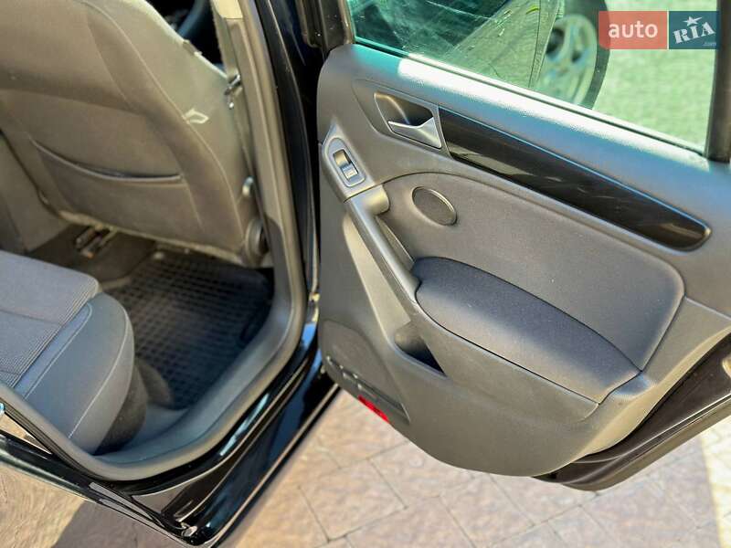 Хэтчбек Volkswagen Golf 2010 в Луцке