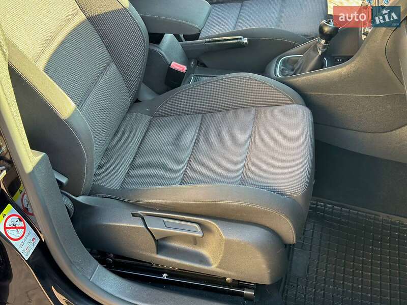 Хэтчбек Volkswagen Golf 2010 в Луцке