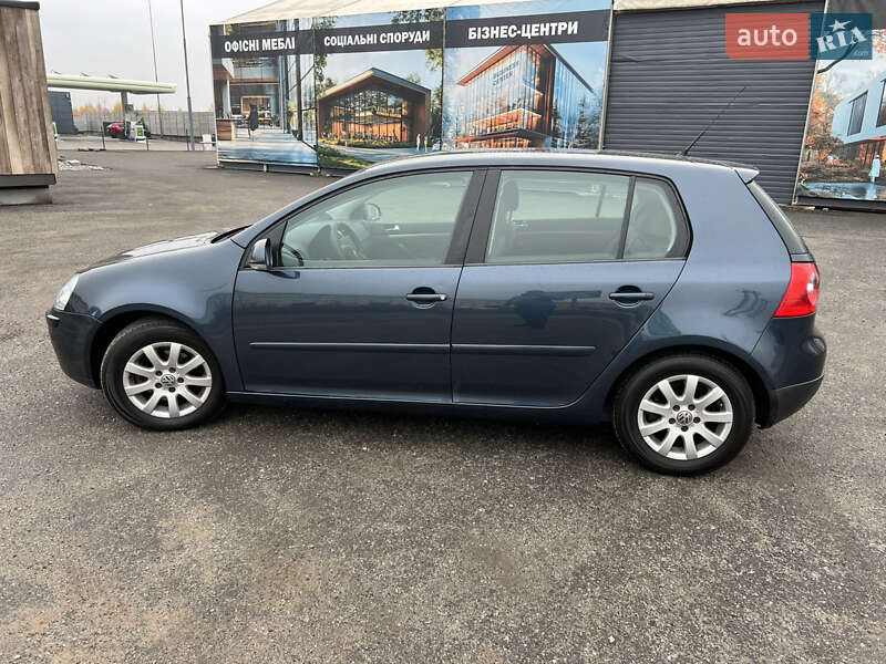 Хэтчбек Volkswagen Golf 2005 в Киеве
