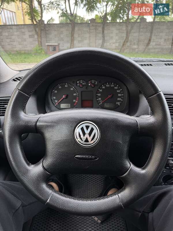 Хетчбек Volkswagen Golf 2002 в Рівному