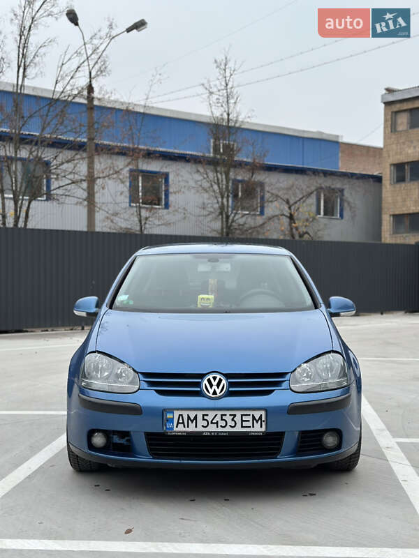 Хэтчбек Volkswagen Golf 2004 в Звягеле
