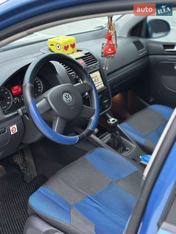 Хэтчбек Volkswagen Golf 2004 в Звягеле