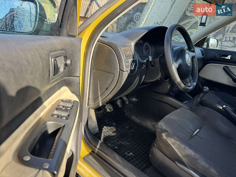 Хэтчбек Volkswagen Golf 1998 в Стрые