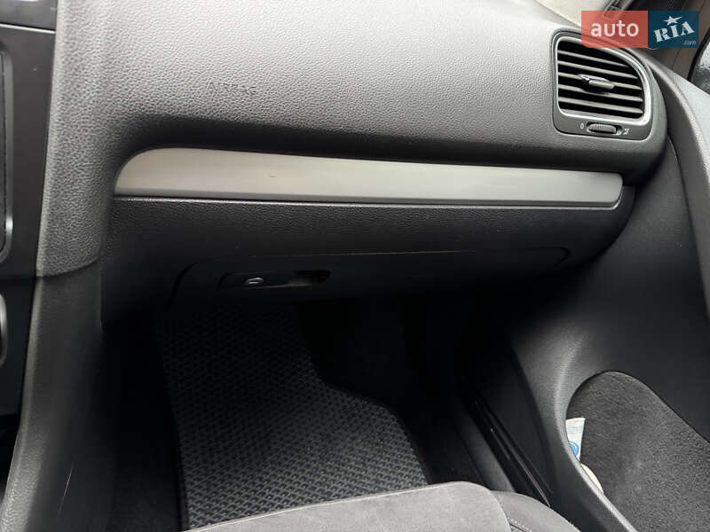 Хетчбек Volkswagen Golf 2009 в Рівному