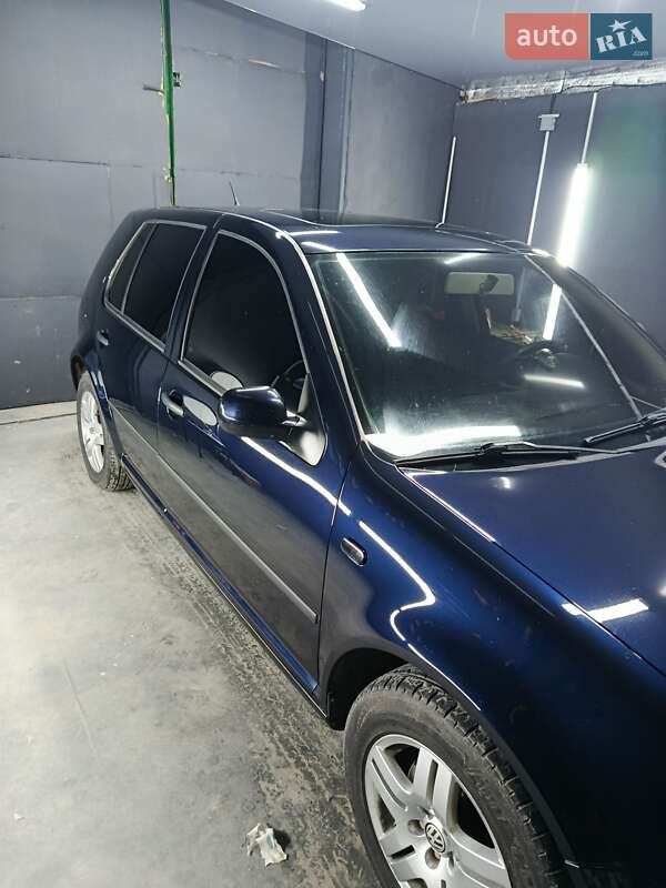 Хетчбек Volkswagen Golf 2001 в Золочеві