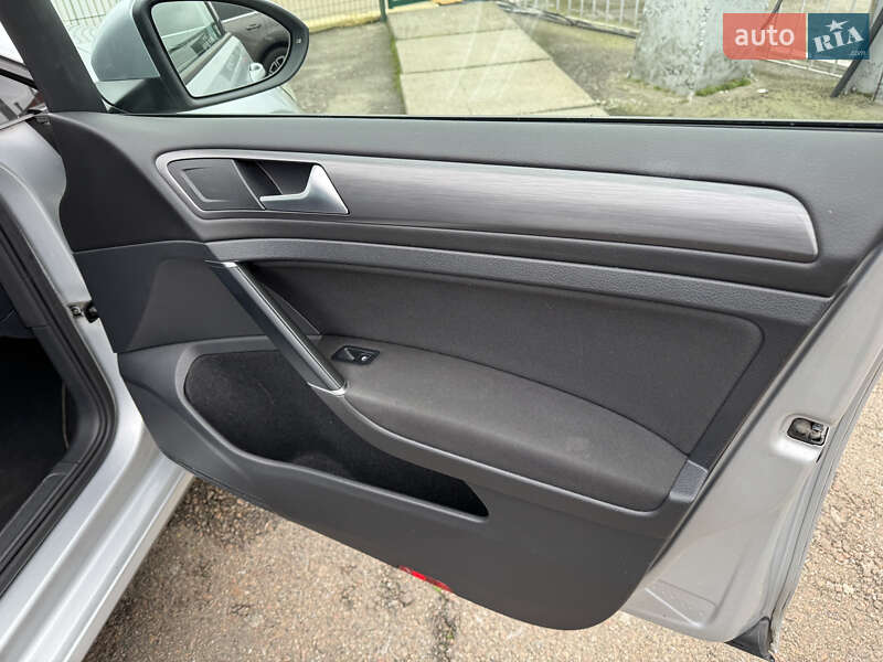 Хетчбек Volkswagen Golf 2018 в Києві