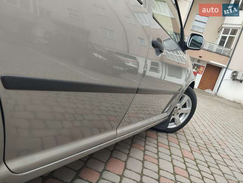 Хэтчбек Volkswagen Golf 2002 в Кривом Роге