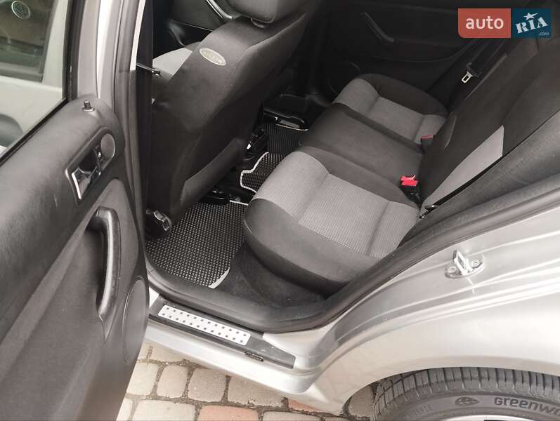 Хэтчбек Volkswagen Golf 2002 в Кривом Роге