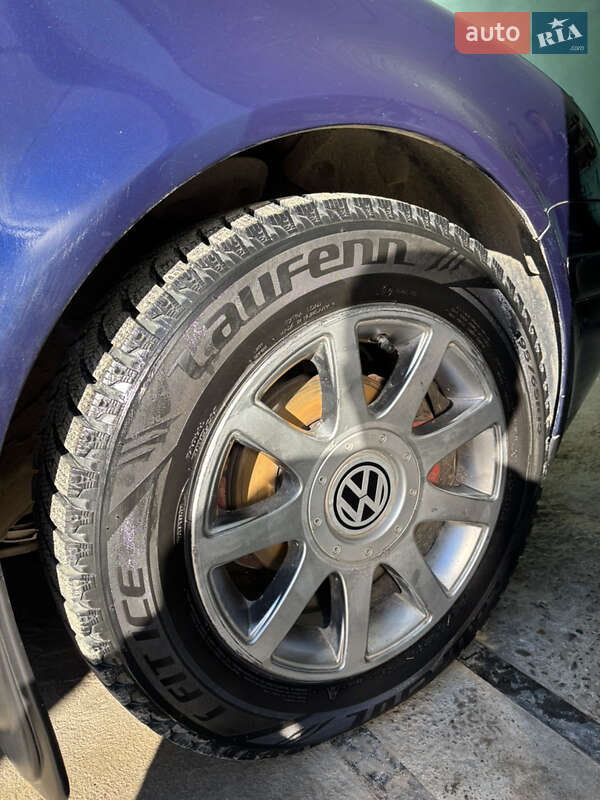 Хетчбек Volkswagen Golf 2000 в Новоселиці