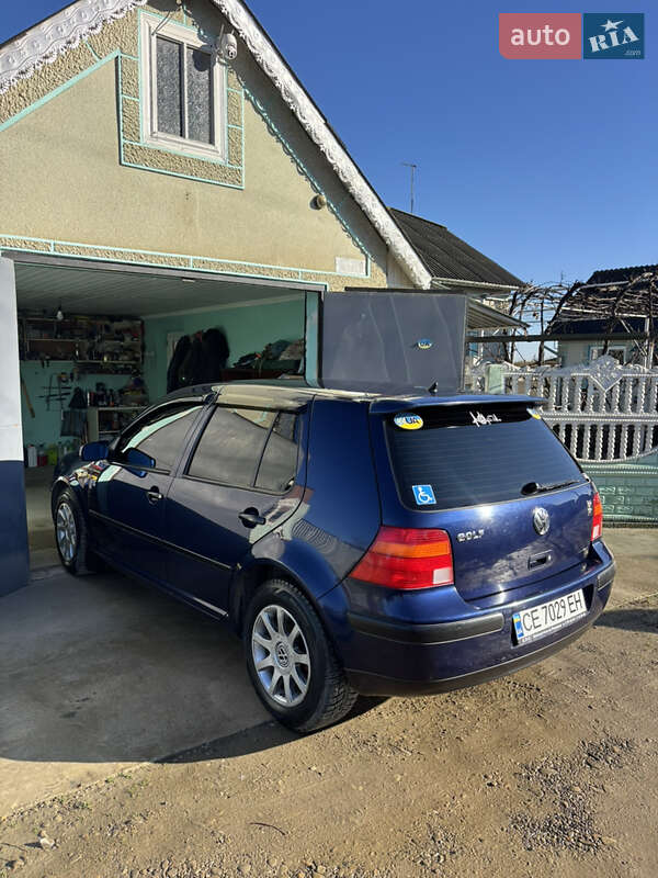 Хетчбек Volkswagen Golf 2000 в Новоселиці