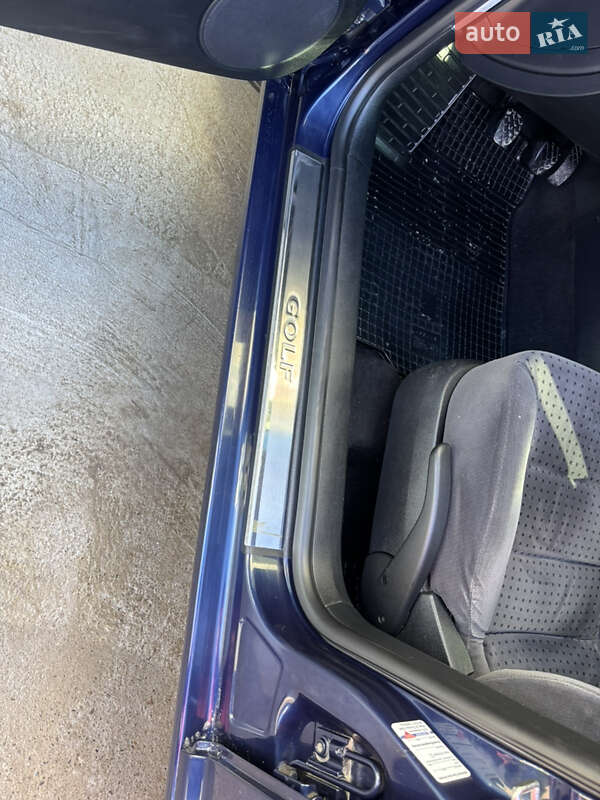 Хетчбек Volkswagen Golf 2000 в Новоселиці