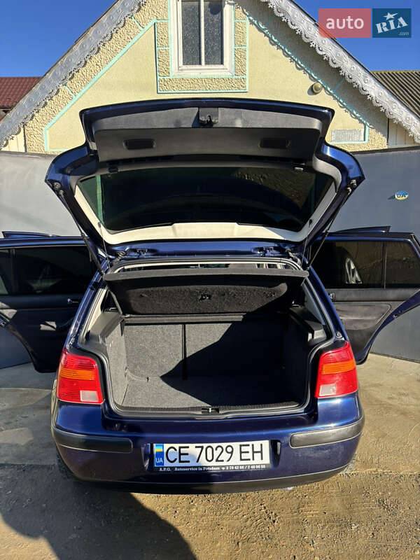 Хетчбек Volkswagen Golf 2000 в Новоселиці