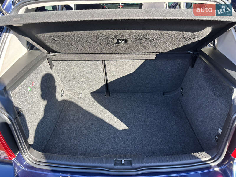 Хетчбек Volkswagen Golf 2000 в Новоселиці