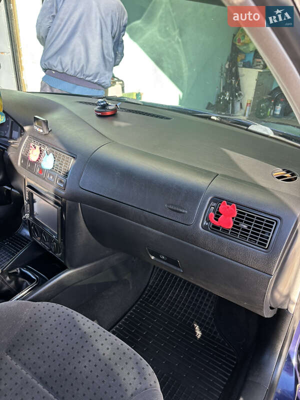 Хетчбек Volkswagen Golf 2000 в Новоселиці