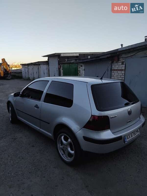 Хетчбек Volkswagen Golf 2001 в Харкові