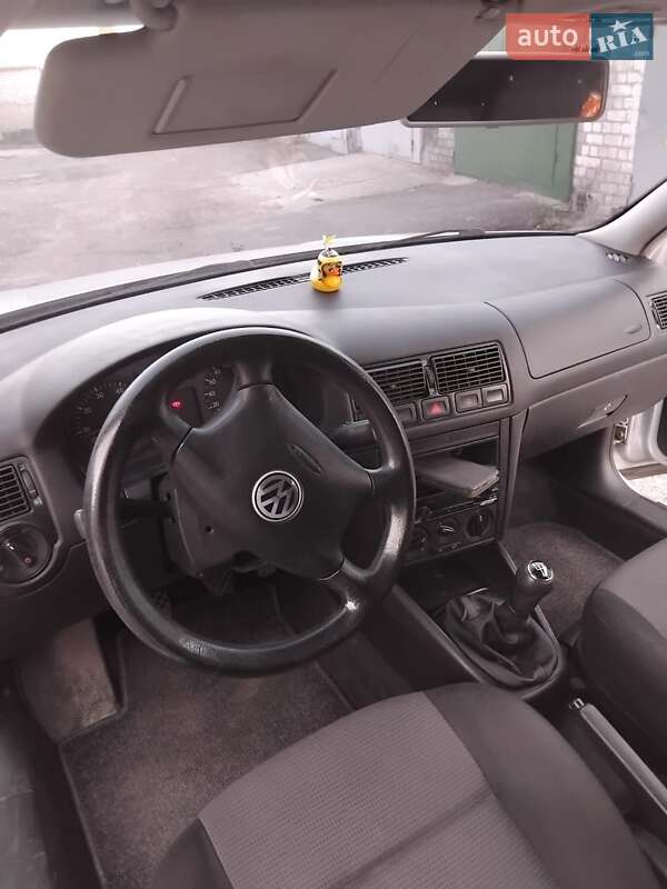 Хетчбек Volkswagen Golf 2001 в Харкові