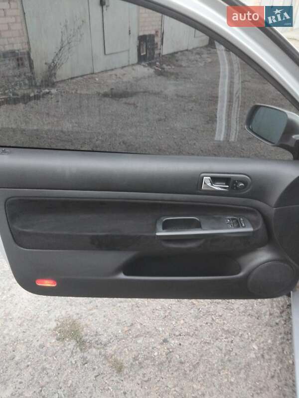 Хетчбек Volkswagen Golf 2001 в Харкові