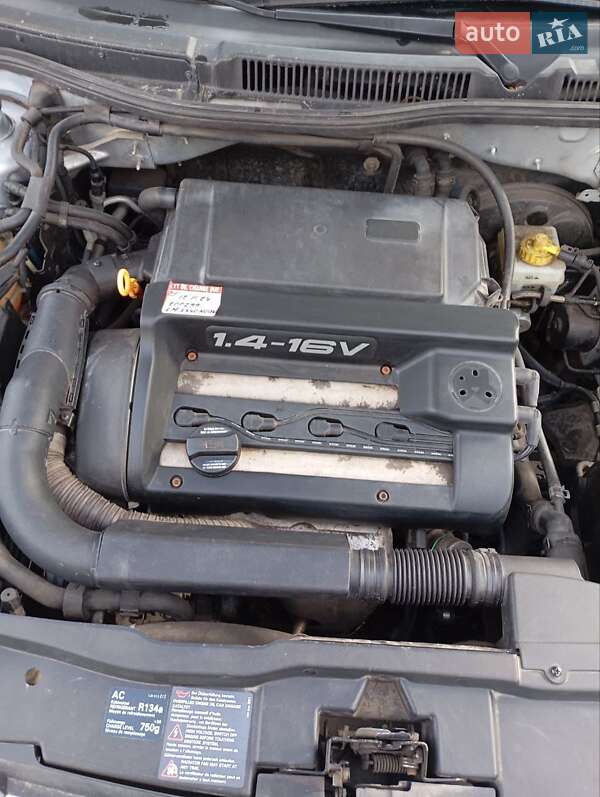 Хетчбек Volkswagen Golf 2001 в Харкові