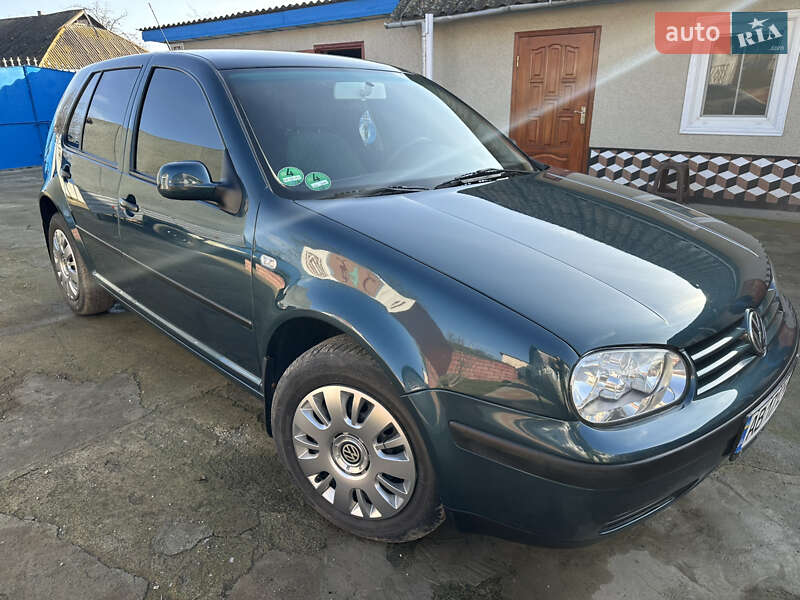 Хетчбек Volkswagen Golf 2002 в Городківці