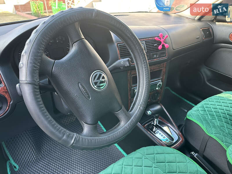 Хетчбек Volkswagen Golf 2002 в Городківці