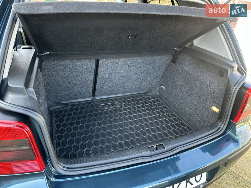 Хетчбек Volkswagen Golf 2002 в Городківці