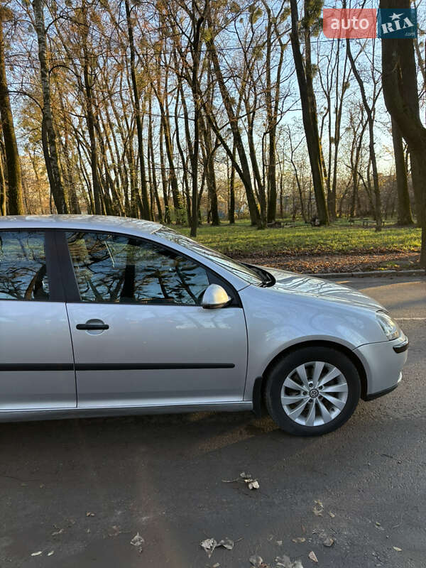 Хетчбек Volkswagen Golf 2003 в Чернівцях