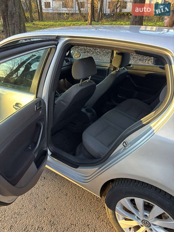 Хетчбек Volkswagen Golf 2003 в Чернівцях