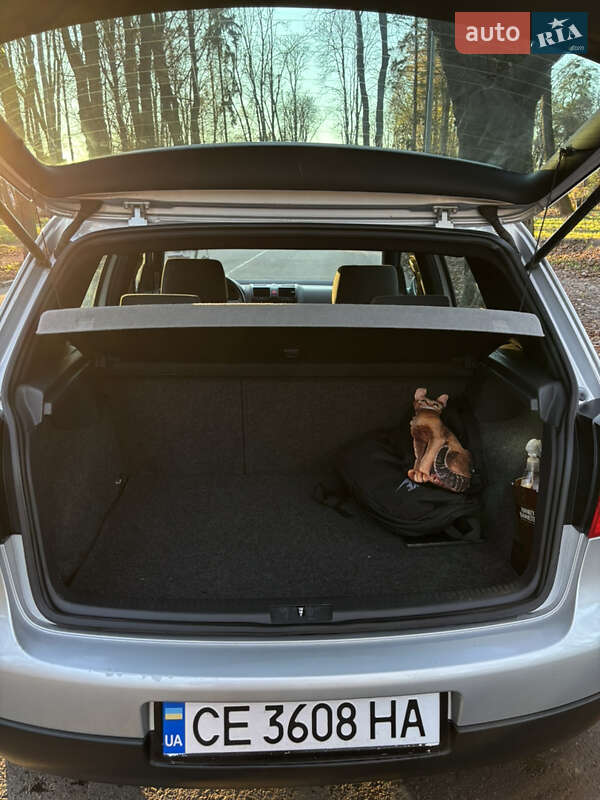Хетчбек Volkswagen Golf 2003 в Чернівцях