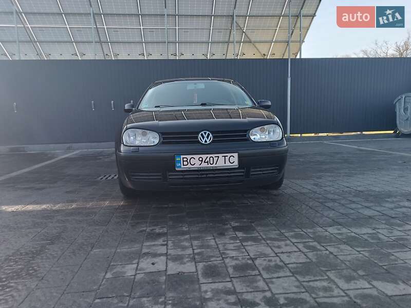 Хэтчбек Volkswagen Golf 2002 в Самборе