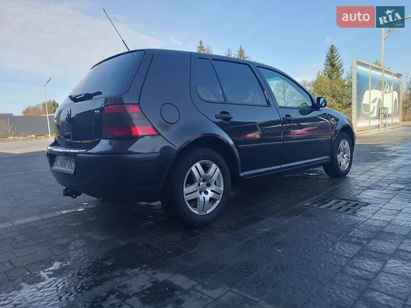 Хэтчбек Volkswagen Golf 2002 в Самборе