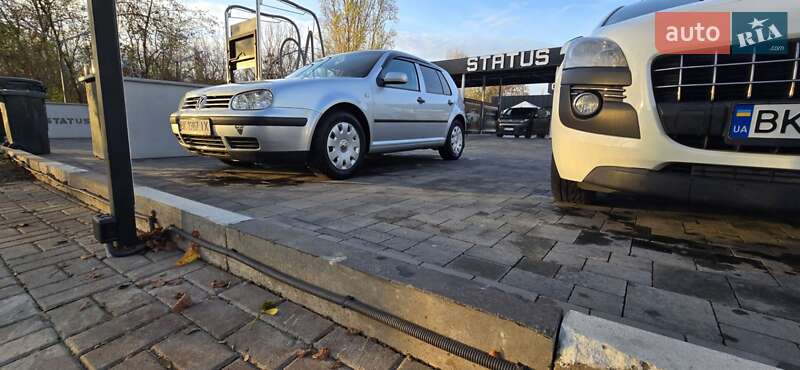 Хэтчбек Volkswagen Golf 2003 в Ровно