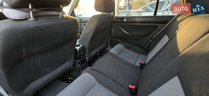 Хэтчбек Volkswagen Golf 2003 в Ровно