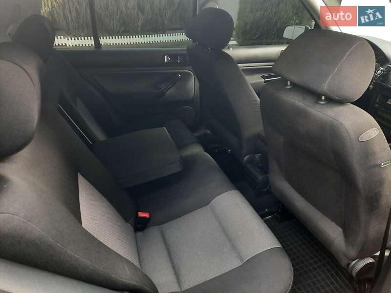 Хетчбек Volkswagen Golf 2003 в Львові