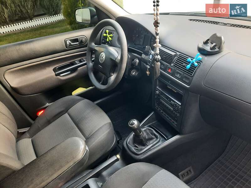 Хетчбек Volkswagen Golf 2003 в Львові