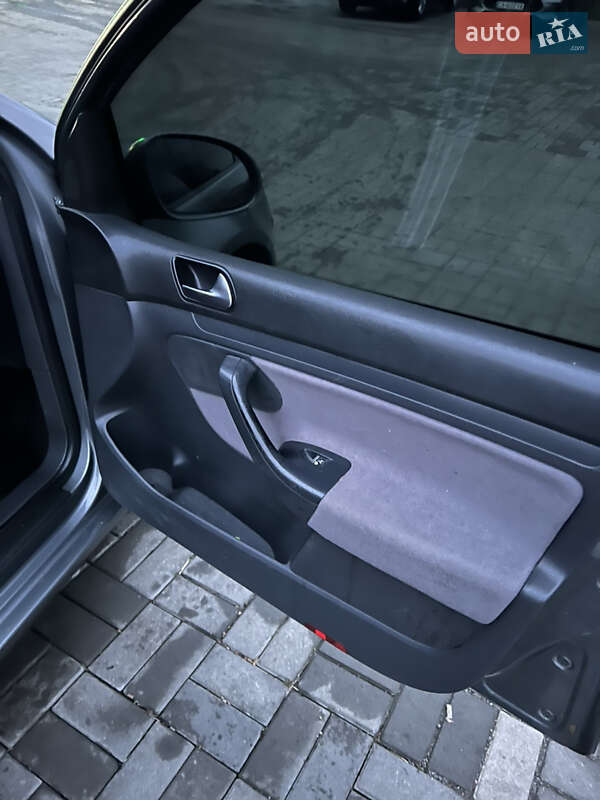 Хетчбек Volkswagen Golf 2006 в Звенигородці