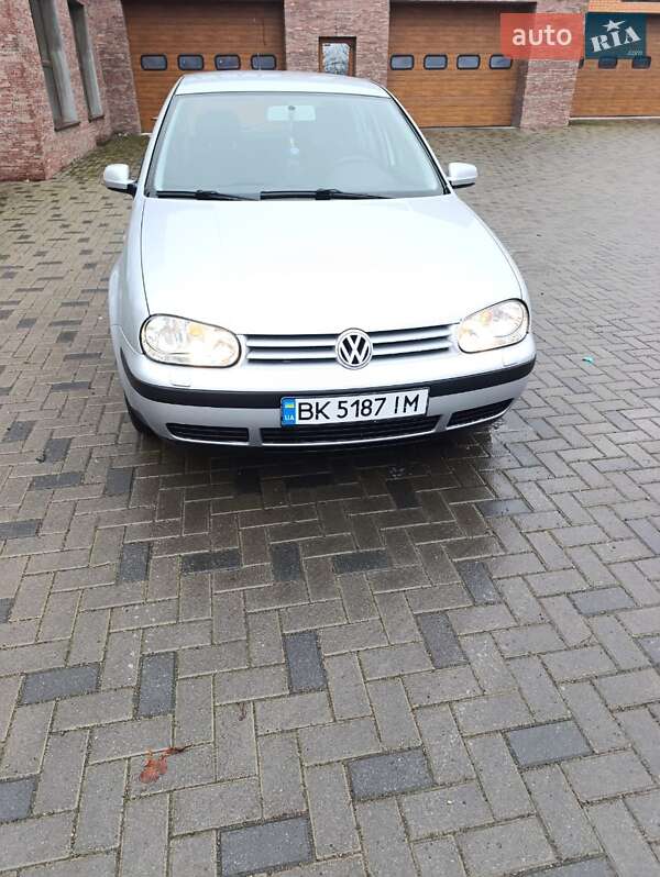 Хэтчбек Volkswagen Golf 2002 в Ровно