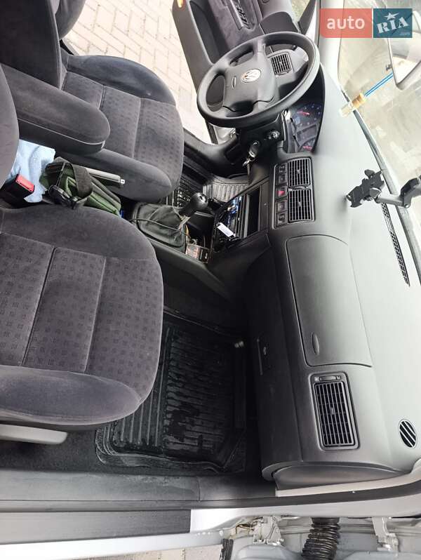 Хэтчбек Volkswagen Golf 2002 в Ровно