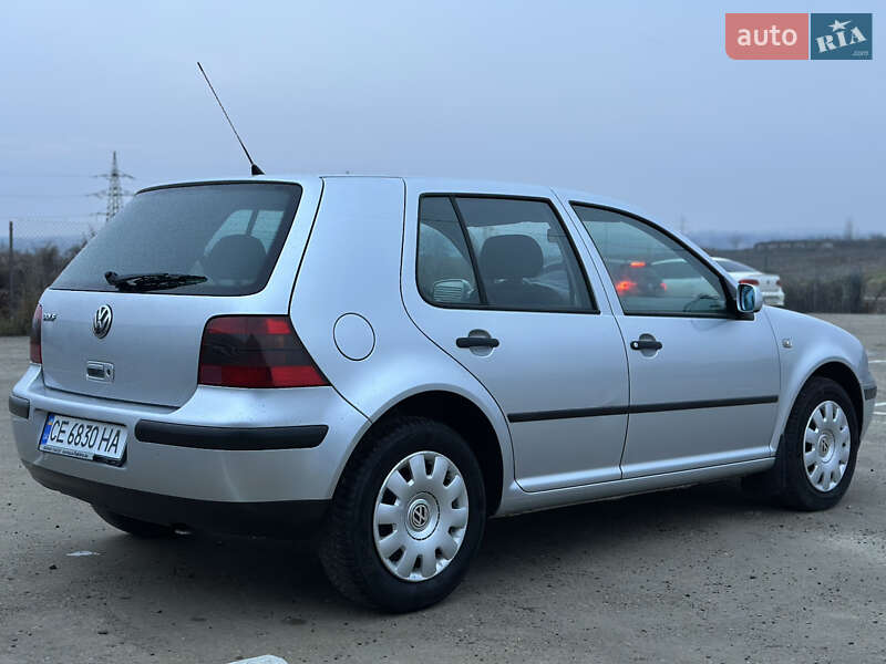 Хетчбек Volkswagen Golf 2001 в Чернівцях