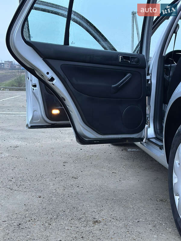 Хетчбек Volkswagen Golf 2001 в Чернівцях